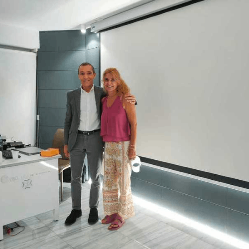 Dr. De Miguel posa con una compañera en un curso en Málaga